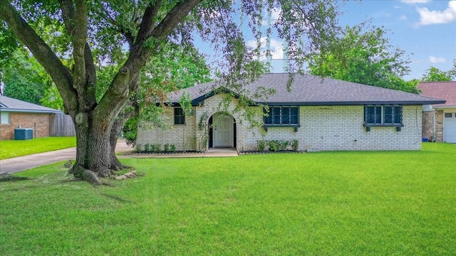 5003 Camden Ln, Pearland, TX 77584 - ranch-style house featuring brick siding, a front lawn, and roof with shingles