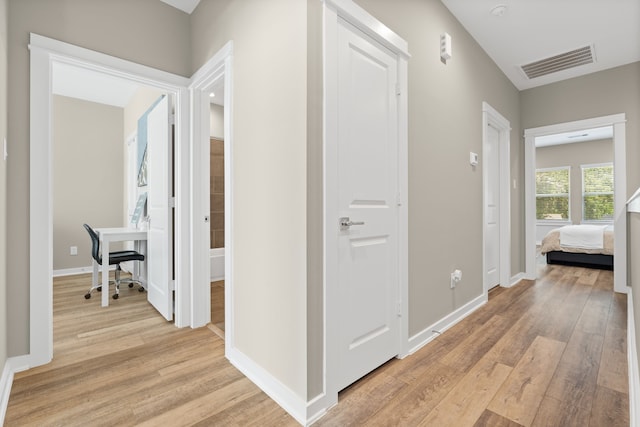 413 Stonework Oaks Ln, Houston, TX 77076 - hallway with light wood finished floors and a desk