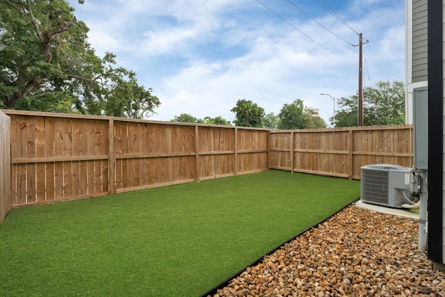 413 Stonework Oaks Ln, Houston, TX 77076 - view of fenced backyard
