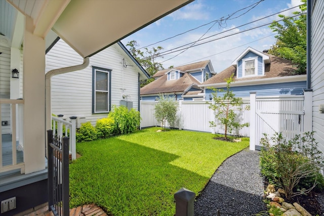 208 E 12th St, Houston, TX 77008 - view of yard featuring a gate