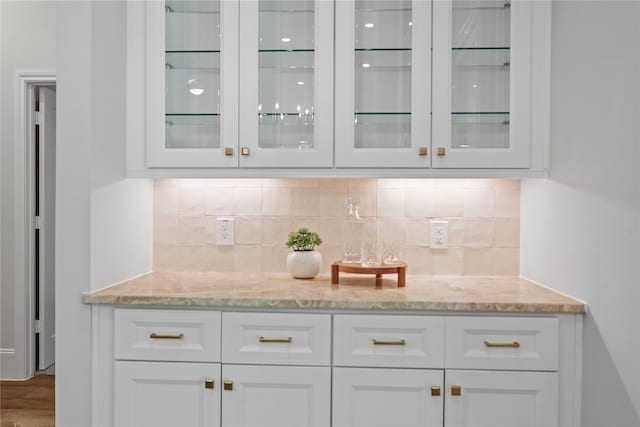 161 Pine Branch Dr, Montgomery, TX 77356 - bar featuring backsplash
