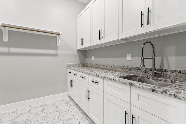 210 Hogan Ln, Hempstead, TX 77445 - washroom featuring a sink and baseboards