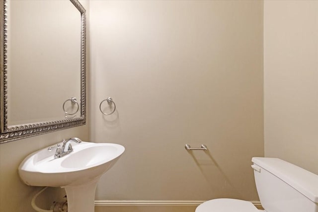 1020 Columbus St, Houston, TX 77019 - bathroom featuring toilet and baseboards
