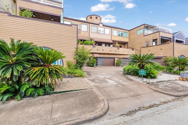 1020 Columbus St, Houston, TX 77019 - multi unit property featuring concrete driveway