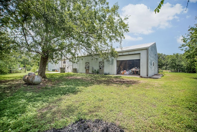 925 Royal Rd, Port Lavaca, TX 77979 - view of grassy yard with an outdoor structure and a detached garage