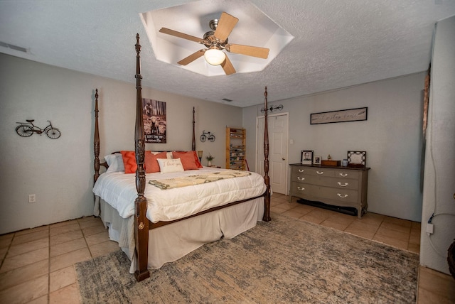 925 Royal Rd, Port Lavaca, TX 77979 - tiled bedroom featuring a textured ceiling and ceiling fan