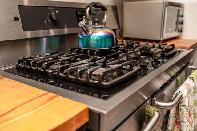 925 Royal Rd, Port Lavaca, TX 77979 - detailed view of gas range oven
