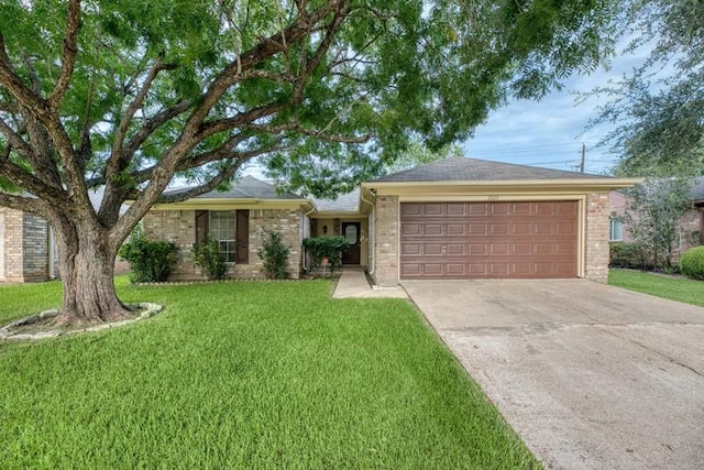 2823 Kettle Run, Sugar Land, TX 77479 - ranch-style house with an attached garage, driveway, a front yard, and brick siding