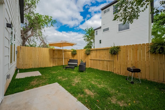 776 Mansfield St, Houston, TX 77091 - fenced backyard with a patio