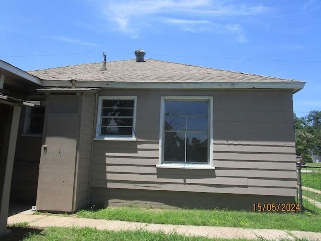 7410 Dallas St, Houston, TX 77011 - view of side of property featuring a shingled roof