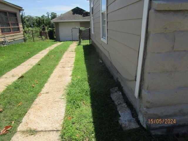 7410 Dallas St, Houston, TX 77011 - view of yard featuring driveway and a detached garage
