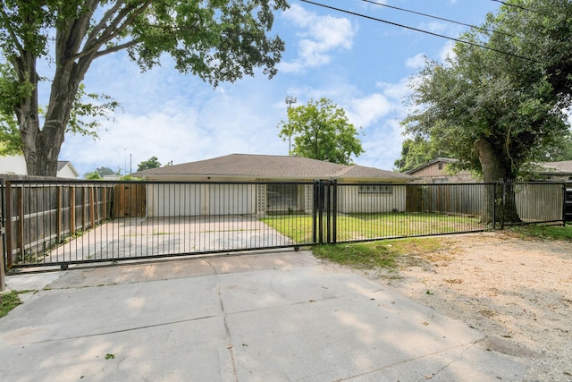 6814 Della St, Houston, TX 77093 - view of front facade featuring a gate, a fenced front yard, and driveway