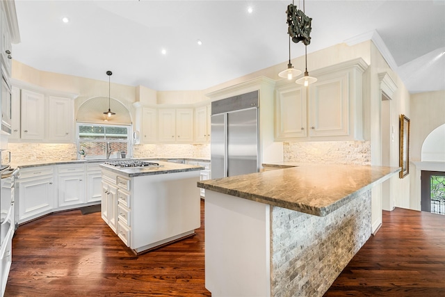 1734 Forestlake Dr, Sugar Land, TX 77479 - kitchen with plenty of natural light, a peninsula, tasteful backsplash, and recessed lighting