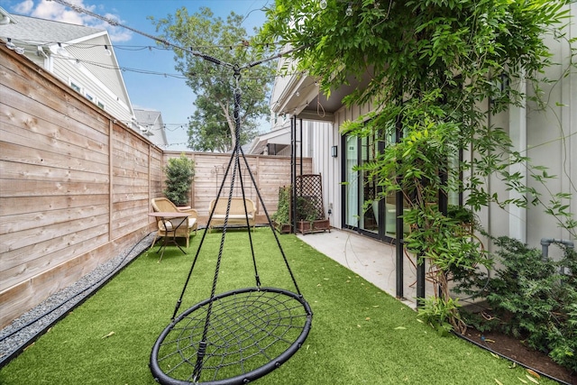 928 Robbie St Unit B, Houston, TX 77009 - fenced backyard with a patio area