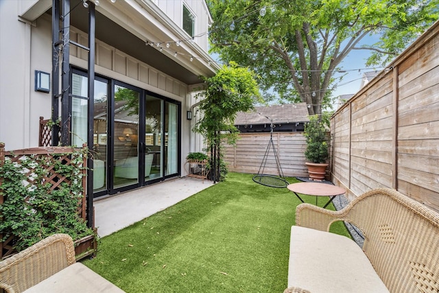 928 Robbie St Unit B, Houston, TX 77009 - fenced backyard with a patio area