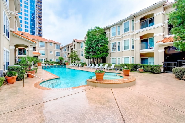 3231 Allen Pkwy Unit 1306, Houston, TX 77019 - community pool with a patio