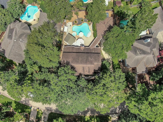 35 S Floral Leaf Cir, The Woodlands, TX 77381 - bird's eye view of a pool