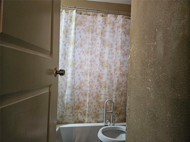 6504 Ave J, Houston, TX 77011 - full bath with a tub to relax in and toilet