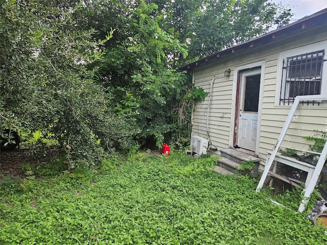 6504 Ave J, Houston, TX 77011 - view of yard with entry steps