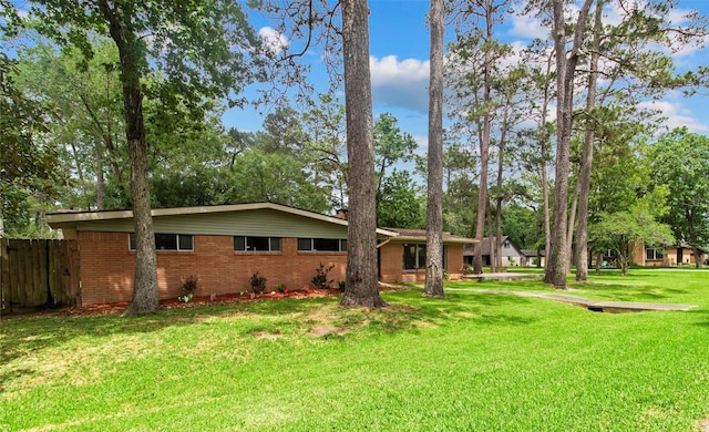 925 Royal Oak Dr, Dickinson, TX 77539 - view of front of property with brick siding and view of scattered trees