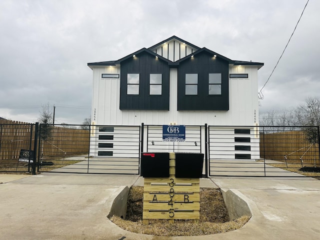 5042 Pershing St Unit Ab, Houston, TX 77033 - view of front of property with a gate, a fenced front yard, and board and batten siding