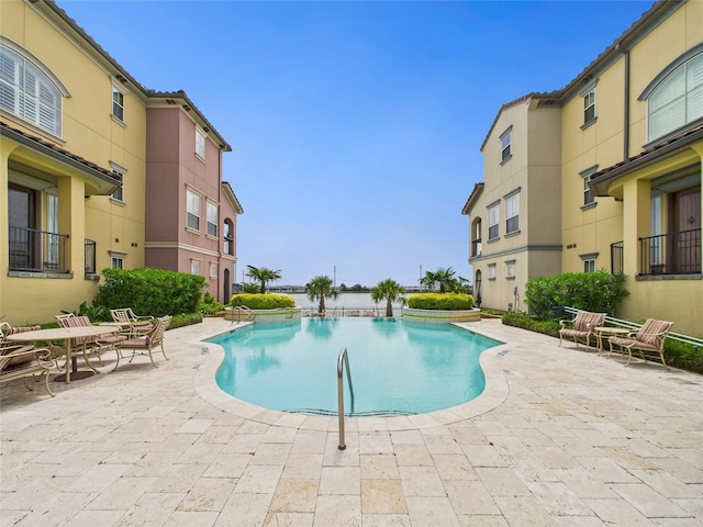 22 Tassia Ln, Pasadena, TX 77058 - community pool with a patio