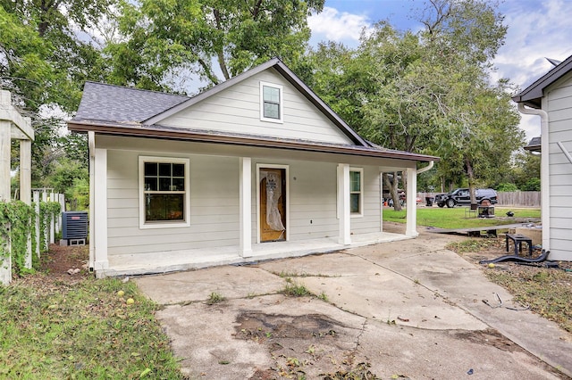 1507 Brooks Ave, Rosenberg, TX 77471 - bungalow-style house featuring covered porch and roof with shingles