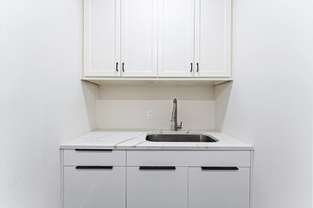 10826 Moonlight Dr, Houston, TX 77096 - bar with a sink