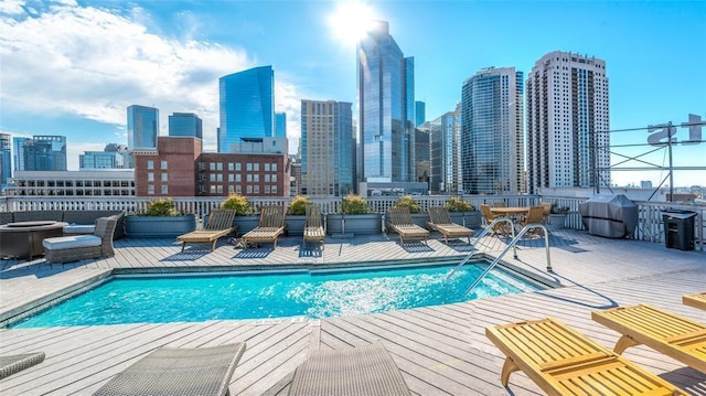 915 Franklin St Unit 2I, Houston, TX 77002 - community pool with grilling area, a view of skyline, and a patio area