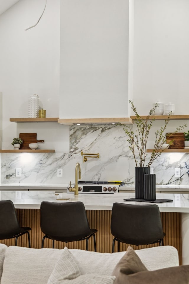 1265 Rd 66112, Dayton, TX 77535 - bar featuring backsplash