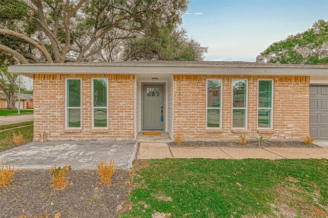 2330 Grindstone Ln, Sugar Land, TX 77498 - ranch-style house featuring brick siding and a front lawn