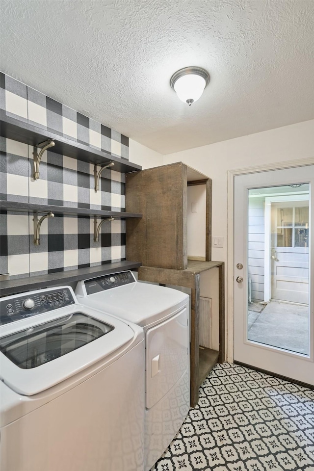725 River Plantation Dr, Conroe, TX 77302 - laundry room featuring washing machine and clothes dryer and a textured ceiling