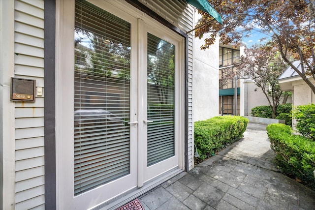 5082 Augusta St, Houston, TX 77007 - doorway to property with french doors