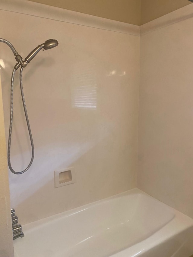 6220 Queenswood Ln, Houston, TX 77008 - full bath featuring shower / bathtub combination