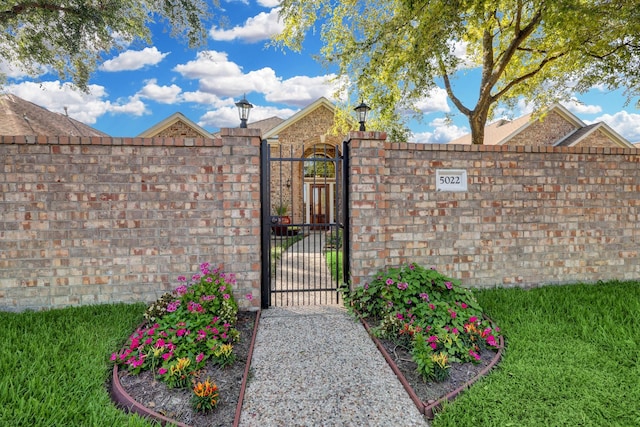 5022 Coral Gables Dr, Houston, TX 77069 - view of gate