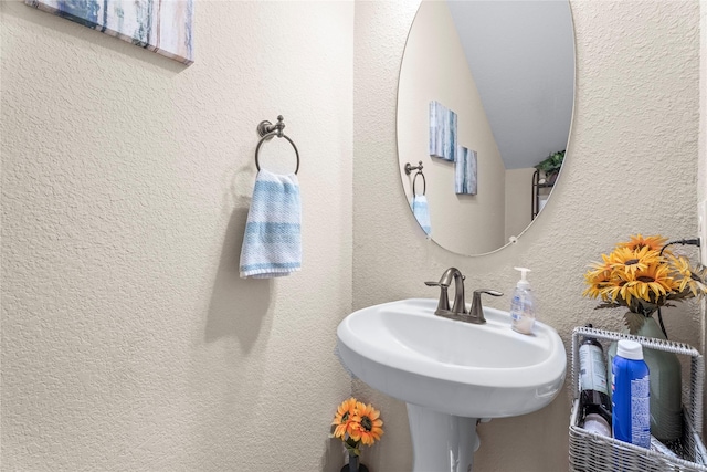 24111 Auburn Woods Ct, Porter, TX 77365 - bathroom featuring a textured wall
