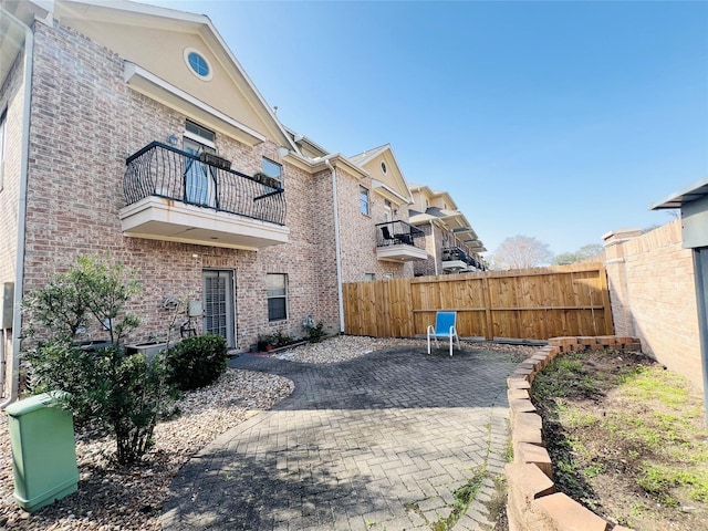 8018 Stoneyway Dr, Houston, TX 77040 - exterior space featuring a balcony and a patio
