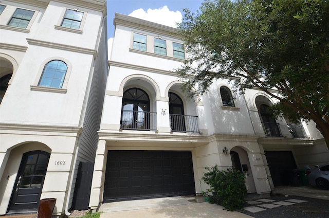 1605 Cohn St, Houston, TX 77007 - townhome / multi-family property featuring stucco siding, an attached garage, and a balcony