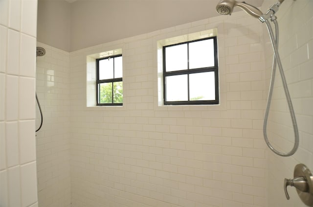 1605 Cohn St, Houston, TX 77007 - full bathroom featuring a tile shower