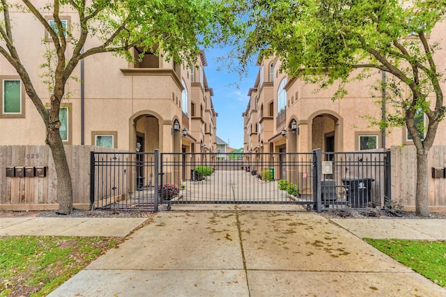 1025 W 21st St Unit C, Houston, TX 77008 - gate with a fenced front yard