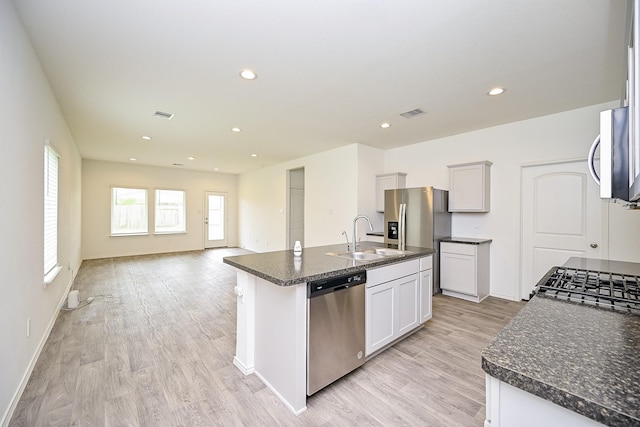 5411 Auburn Gardens Ct, Spring, TX 77373 - kitchen with stainless steel appliances, light wood-type flooring, a kitchen island with sink, recessed lighting, and open floor plan