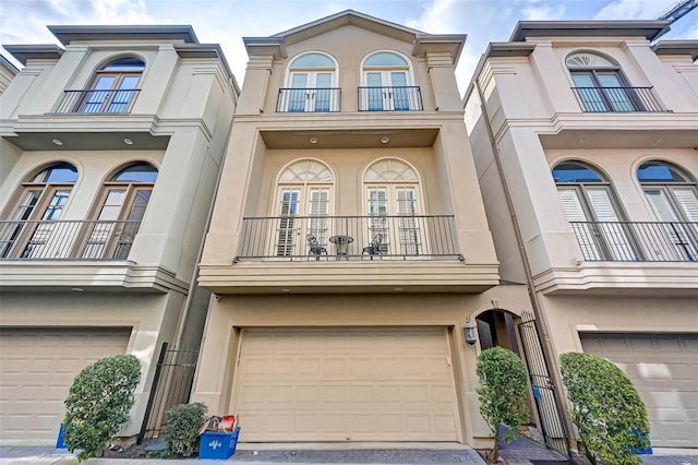 109 Dennis St, Houston, TX 77006 - multi unit property with stucco siding and a garage