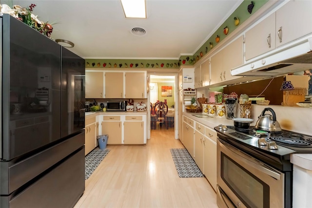 408 Rolling Wood Rd, Baytown, TX 77520 - kitchen with stainless steel appliances, under cabinet range hood, light wood finished floors, and light countertops