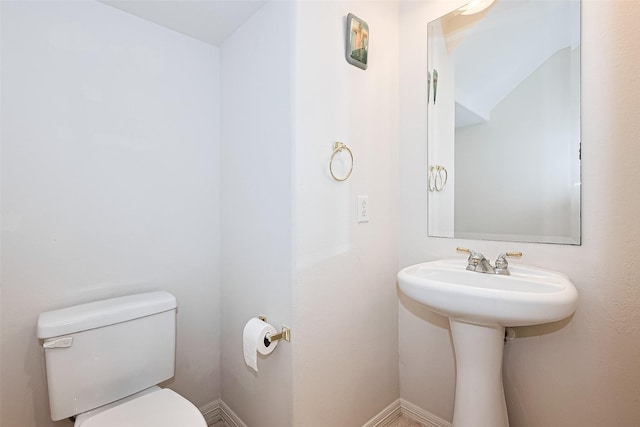 7927 Chateau Point Ln, Houston, TX 77041 - bathroom with toilet and a sink