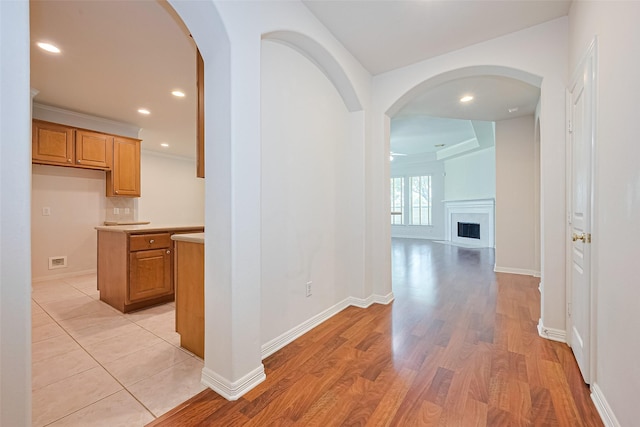 7927 Chateau Point Ln, Houston, TX 77041 - corridor featuring arched walkways, light wood-style floors, and recessed lighting