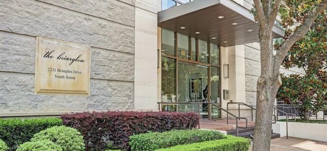 2211 Briarglen Dr Unit 502, Houston, TX 77027 - entrance to property with stone siding