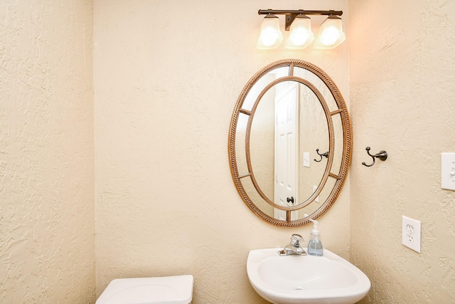 22602 Water Edge Ln, Katy, TX 77494 - half bathroom featuring a textured wall