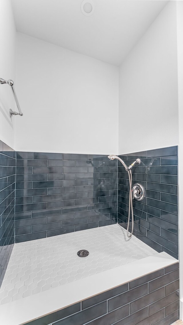 6414 Woodbrook Ln, Houston, TX 77008 - full bathroom featuring a tile shower