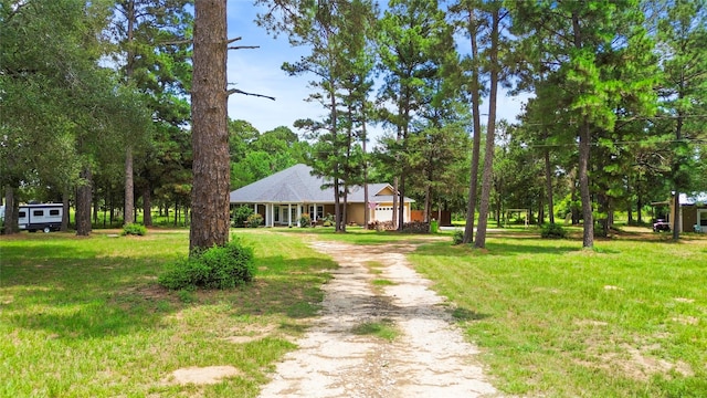 847 Cottletown Rd, Smithville, TX 78957 - view of front facade featuring driveway and a front yard
