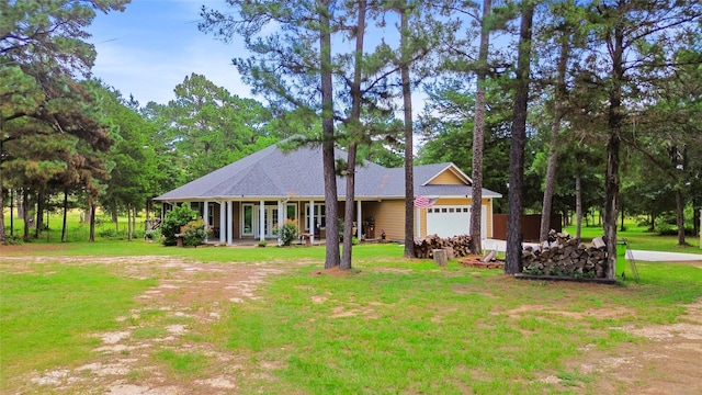 847 Cottletown Rd, Smithville, TX 78957 - view of front facade featuring a front yard, a garage, dirt driveway, and a porch